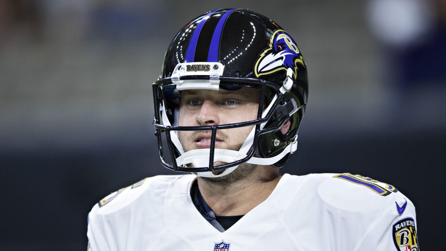 Ryan Mallett calienta antes de un partido de pretemporada entre los Baltimore Ravens y los New Orleans Saints en 2017.