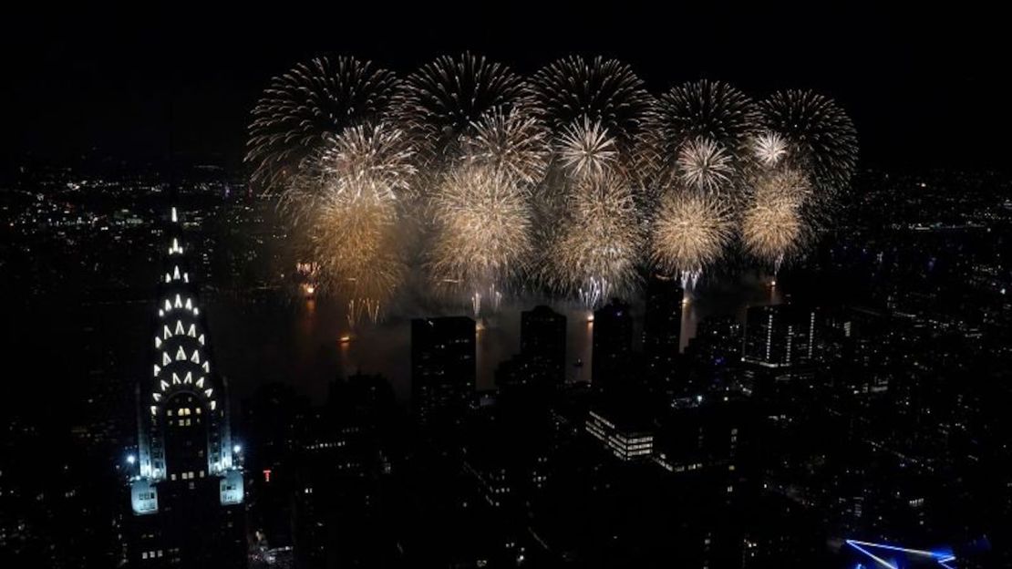 Fuegos artificiales sobre el East River, vistos durante el 46º espectáculo anual de fuegos artificiales del 4 de julio de Macy's de 2022.