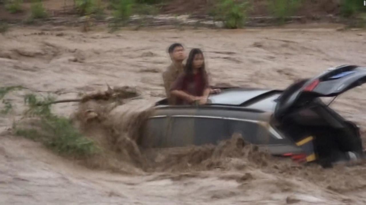 CNNE 1416806 - increible rescate de una pareja atrapada en un rio en china