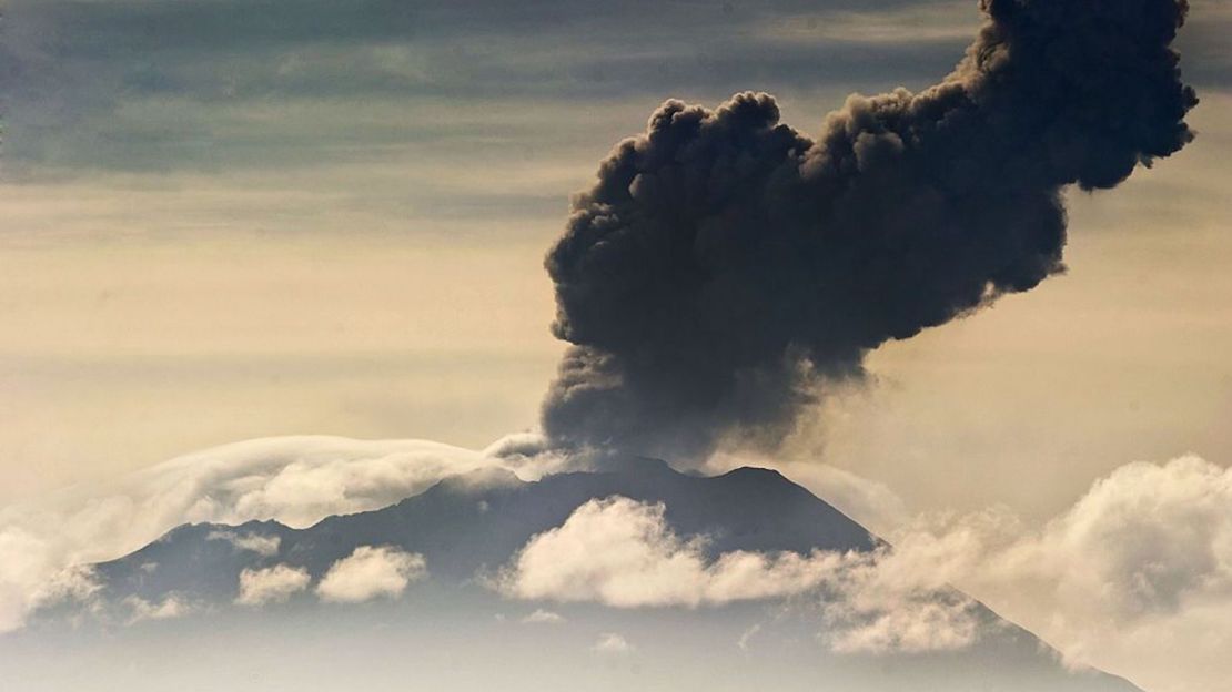 Fotografía tomada el 3 de abril de 2014 que muestra el volcán Ubinas arrojando ceniza, visto desde Arequipa, a unos 1000 km al sur de Lima.