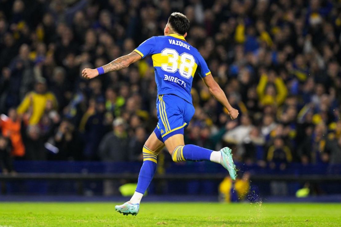 El delantero de Boca Juniors Luis Vázquez celebra tras marcar durante el partido de fútbol de vuelta de la fase de grupos de la Copa Libertadores entre Boca Juniors de Argentina y Monagas de Venezuela en el estadio La Bombonera de Buenos Aires el 29 de junio de 2023.