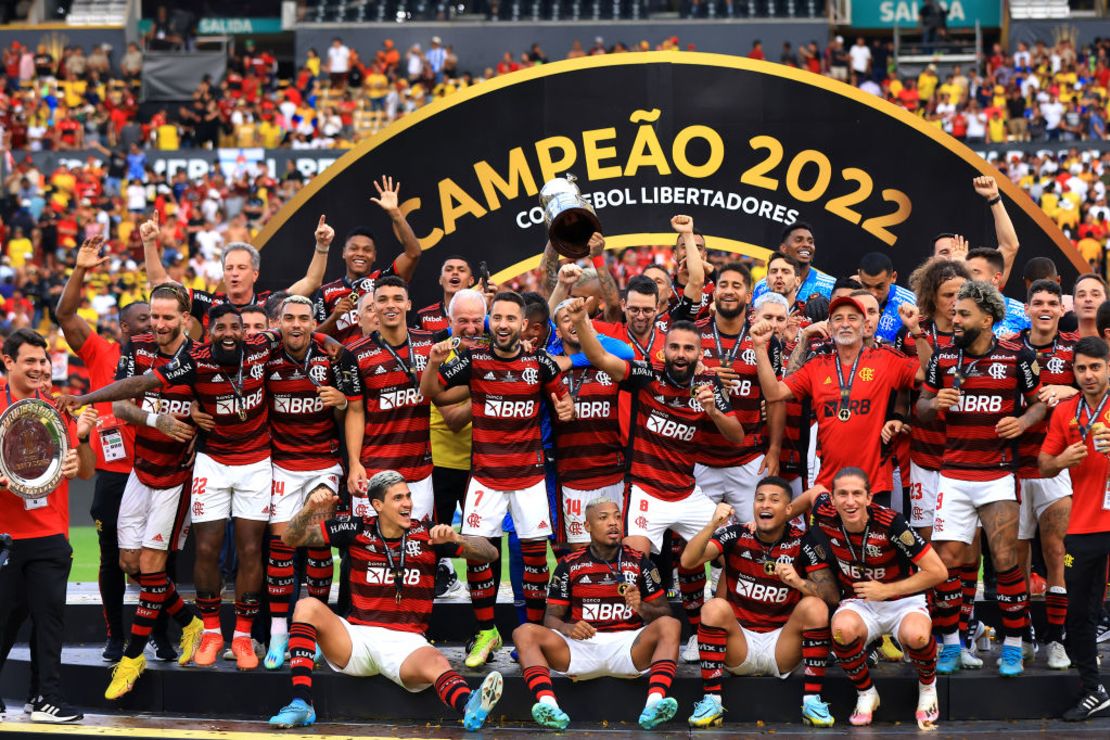 Jugadores de Flamengo levantan el trofeo tras ganar la final de la Copa CONMEBOL Libertadores 2022 entre Flamengo y Athletico Paranaense en el Estadio Monumental Isidro Romero Carbo el 29 de octubre de 2022 en Guayaquil, Ecuador.