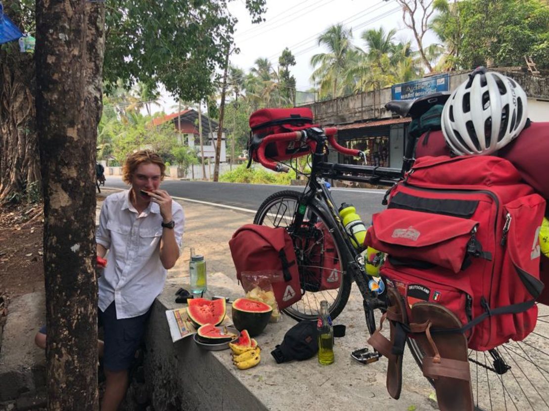 Swanson, fotografiado en Kerala (India) el pasado marzo, emprendió el viaje ciclista de sus sueños solo dos meses después de graduarse del bachillerato. Cortesía: Adam Swanson