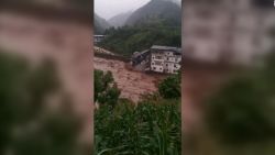 CNNE 1416948 - un edificio colapsa por las intensas inundaciones en china