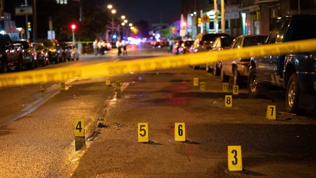 La policía trabaja en la escena de un tiroteo masivo el lunes en el barrio de Kingsessing de Filadelfia. Crédito: Tracie Van Auken/EPA-EFE/Shutterstock