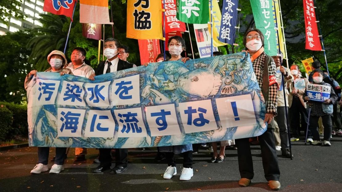 Personas protestan en Tokio contra el plan del gobierno japonés de verter aguas residuales nucleares al mar el 16 de mayo de 2023.