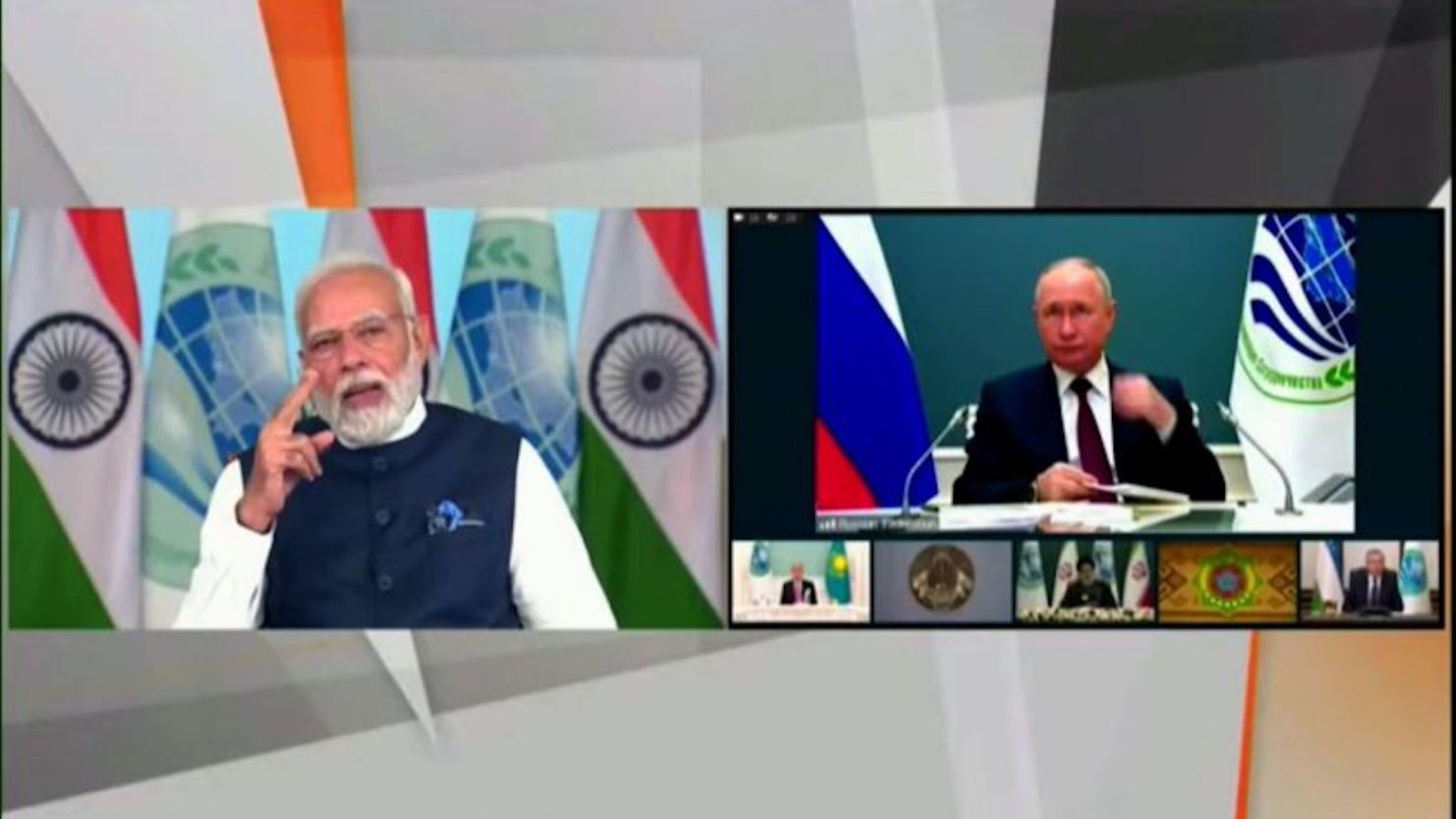 El primer ministro de la India, Narendra Modi, y el presidente Rusia, Vladimir Putin, fotografiados uno al lado del otro en la cumbre virtual de la Organización de Cooperación de Shanghai el 4 de julio de 2023.
