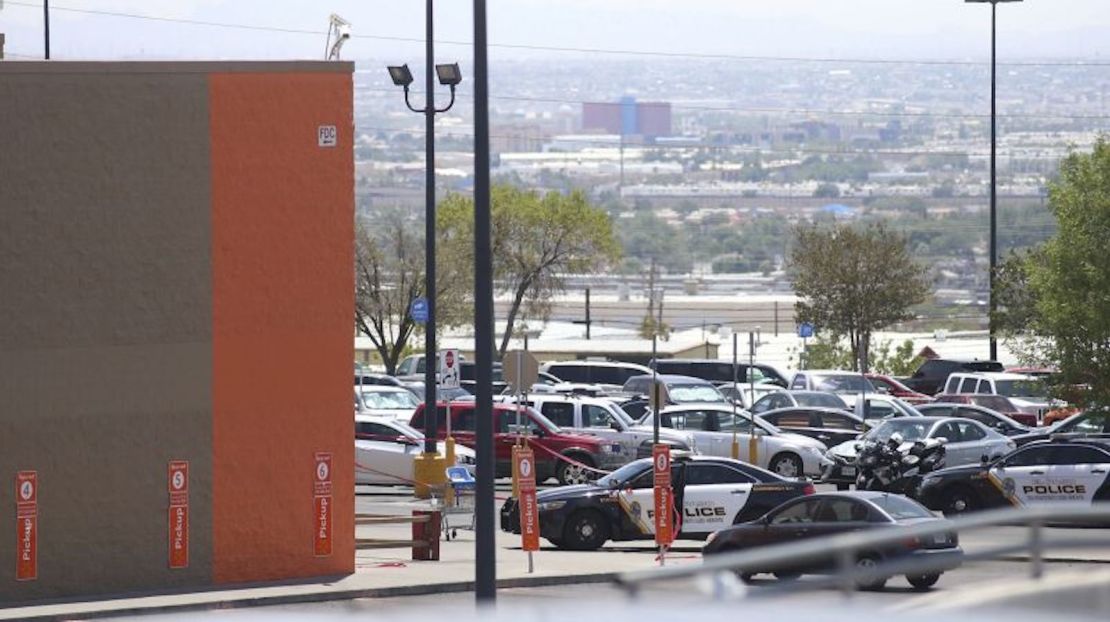 Las fuerzas del orden trabajan en la escena de un tiroteo en un centro comercial en El Paso, Texas, el sábado 3 de agosto de 2019.