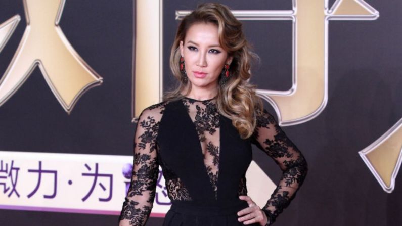 CoCo Lee, popular cantante nacida en Hong Kong, murió el 5 de julio, compartieron sus hermanas Carol y Nancy en una publicación en redes sociales. Según relataron, la artista había sufrido de depresión durante "algunos años" e intentó quitarse la vida días antes.