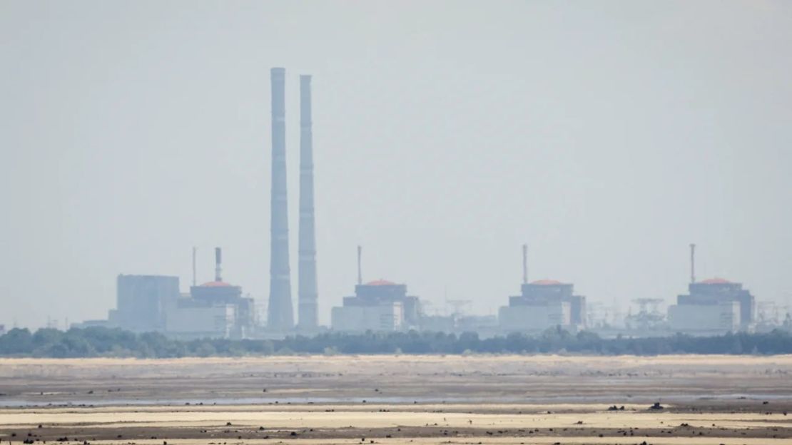 La central de Zaporiyia vista desde las orillas del Dnipro el 16 de junio, tras el colapso de la presa de Nova Kakhovka.Crédito: Alina Smutko/Reuters