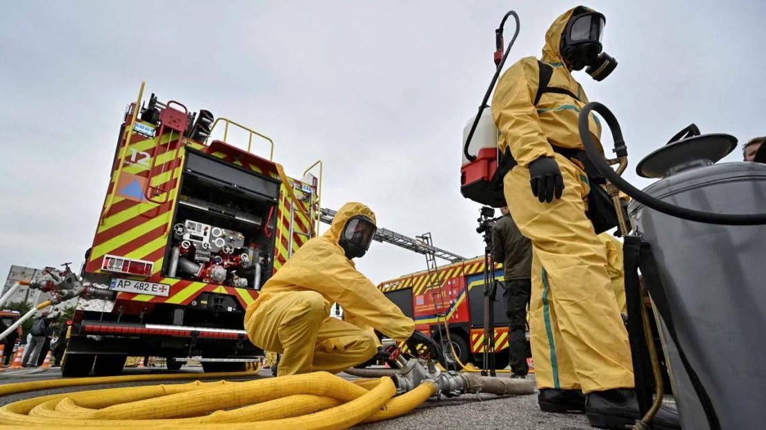 Socorristas asisten a un simulacro antirradiación el 29 de junio, en caso de emergencia en la ZNPP. Crédito: Stringer/Reuters