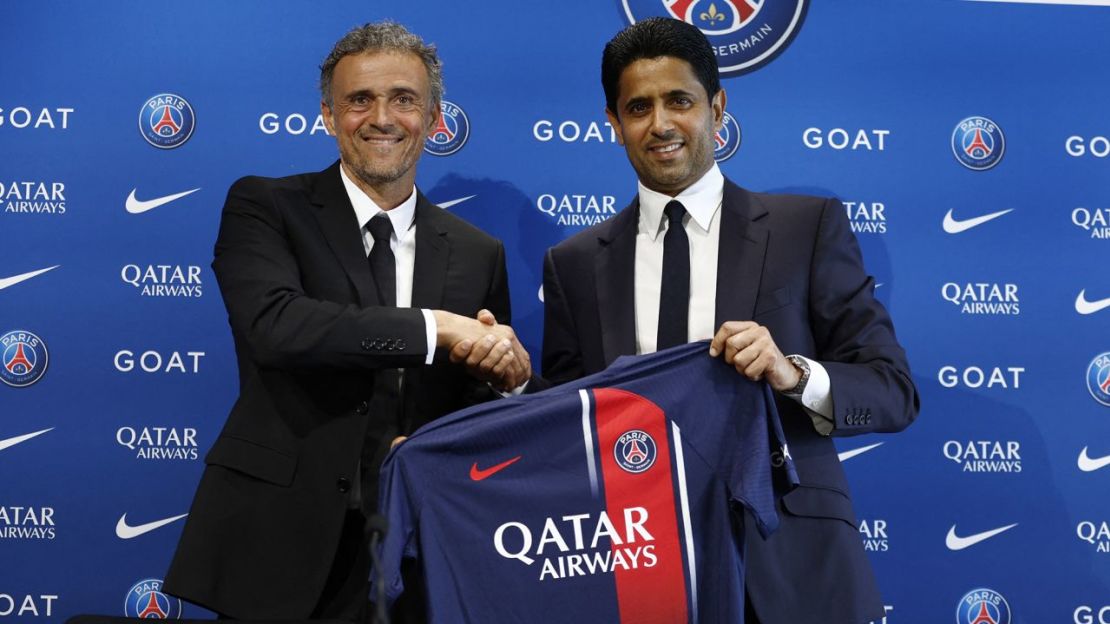 Luis Enrique estrecha la mano del presidente del PSG, Nasser Al-Khelaifi, durante su presentación.