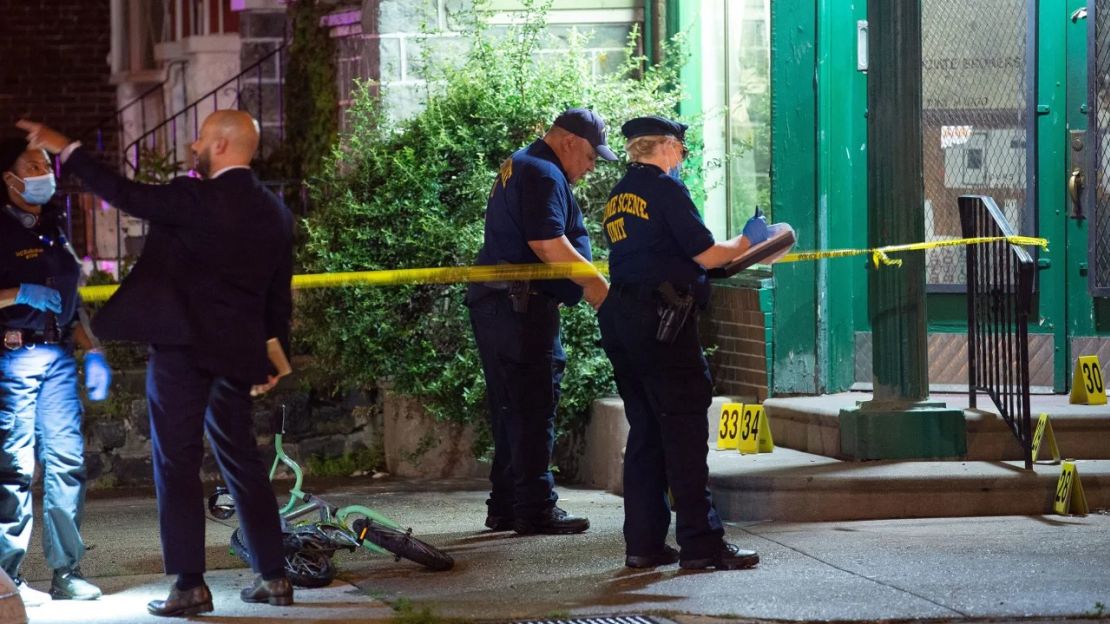 Cinco personas murieron en el tiroteo del lunes en el barrio Kingsessing de Filadelfia. Crédito: Tracie Van Auken/EPA-EFE/Shutterstock