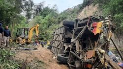 CNNE 1417754 - autobus de pasajeros cae a un barranco en oaxaca