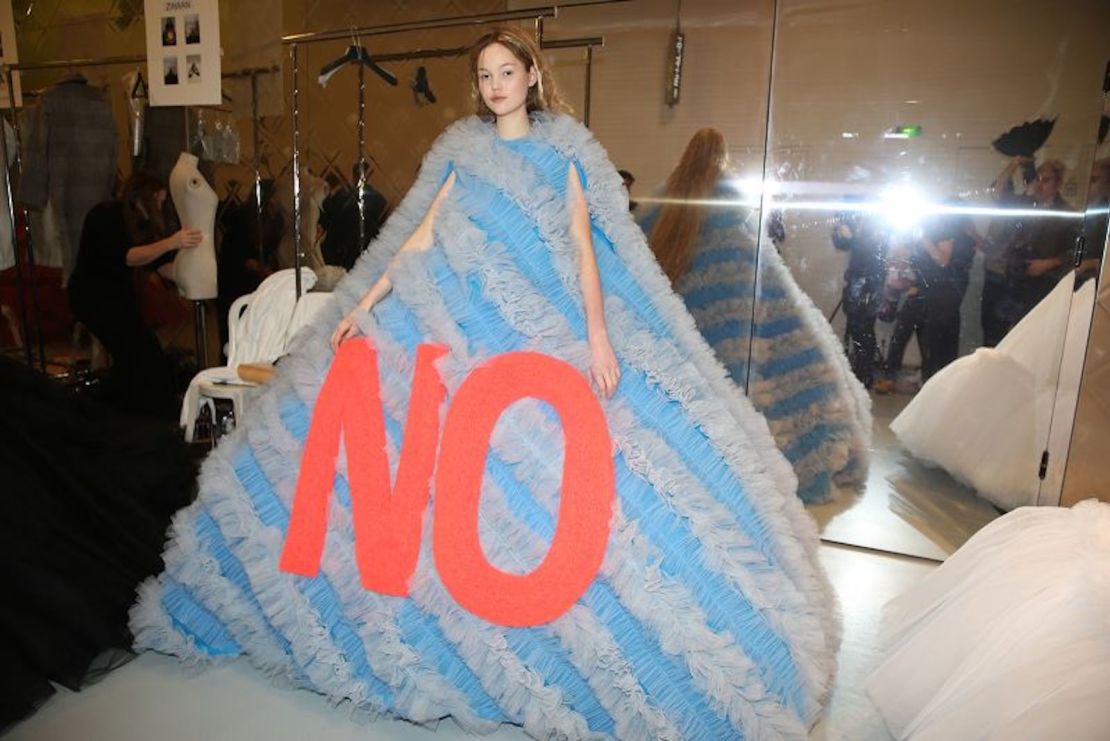 El vestido viral "No" en el ruwnay de alta costura Primavera-Verano 2019 de Viktor & Rolf.