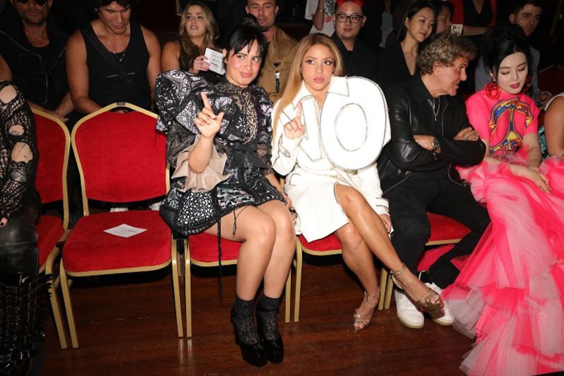 Camila Cabello y Shakira sentadas en primera fila en el desfile de alta costura Otoño-Invierno 2023 de Viktor & Rolf.