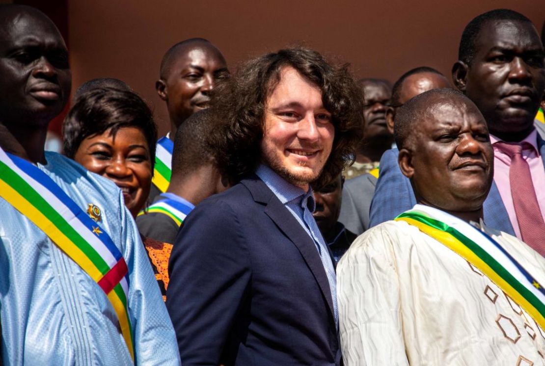 Dimitry Sytii, fundador de la empresa minera Lobaye Invest, vinculada con el grupo Wagner, en la escalinata de la Asamblea Nacional en Bangui, República Centroafricana, el 15 de octubre de 2021.