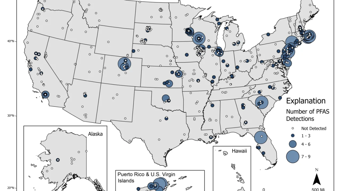 Este mapa del USGS muestra el número de PFAS detectados en muestras de agua del grifo de lugares seleccionados de todo el país. Los resultados se basan en un estudio del USGS de muestras tomadas entre 2016 y 2021 de suministros públicos y privados en 716 lugares. El mapa no representa los únicos lugares de Estados Unidos con PFAS.