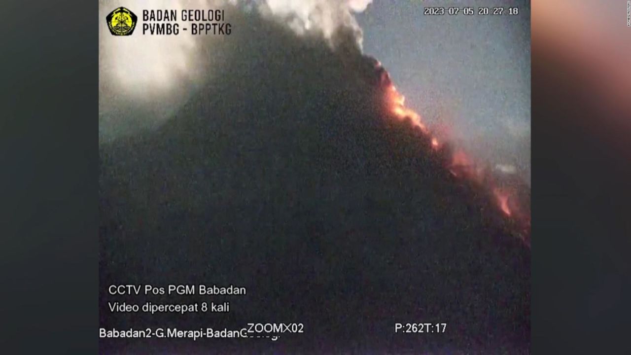 CNNE 1418181 - volcan merapi expulsa lava y humo en indonesia