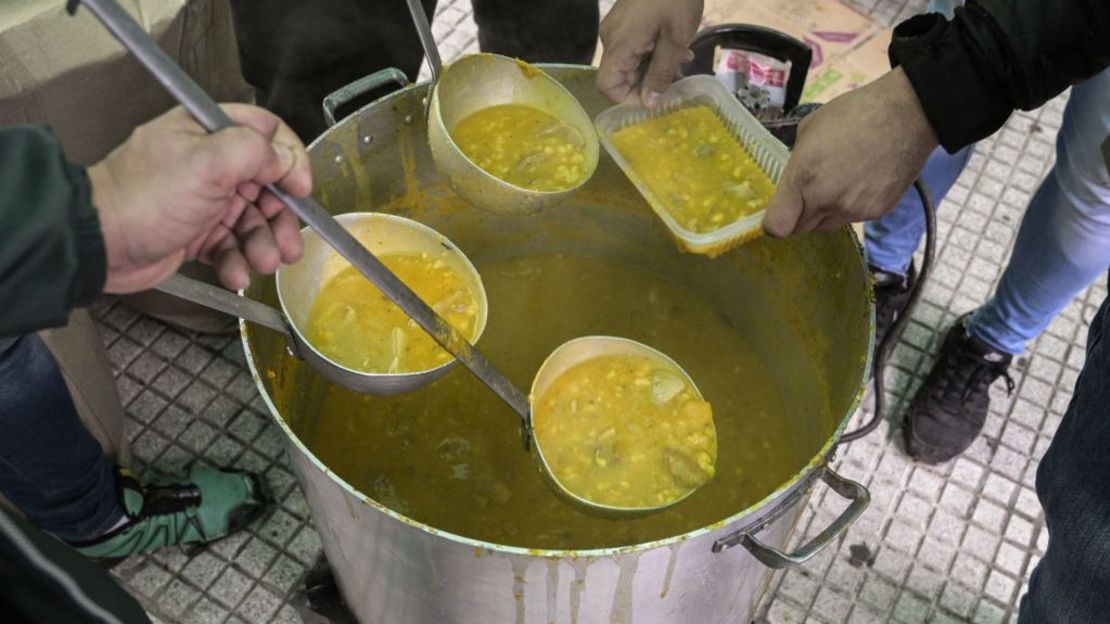 Miembros de un sindicato en Argentina preparan un locro en Buenos Aires, el 29 de mayo de 2019.