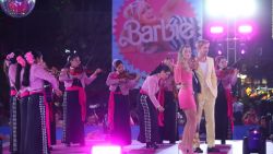 CNNE 1418813 - margot robbie, ryan gosling y america ferrera reciben serenata de mariachis mujeres en la ciudad de mexico