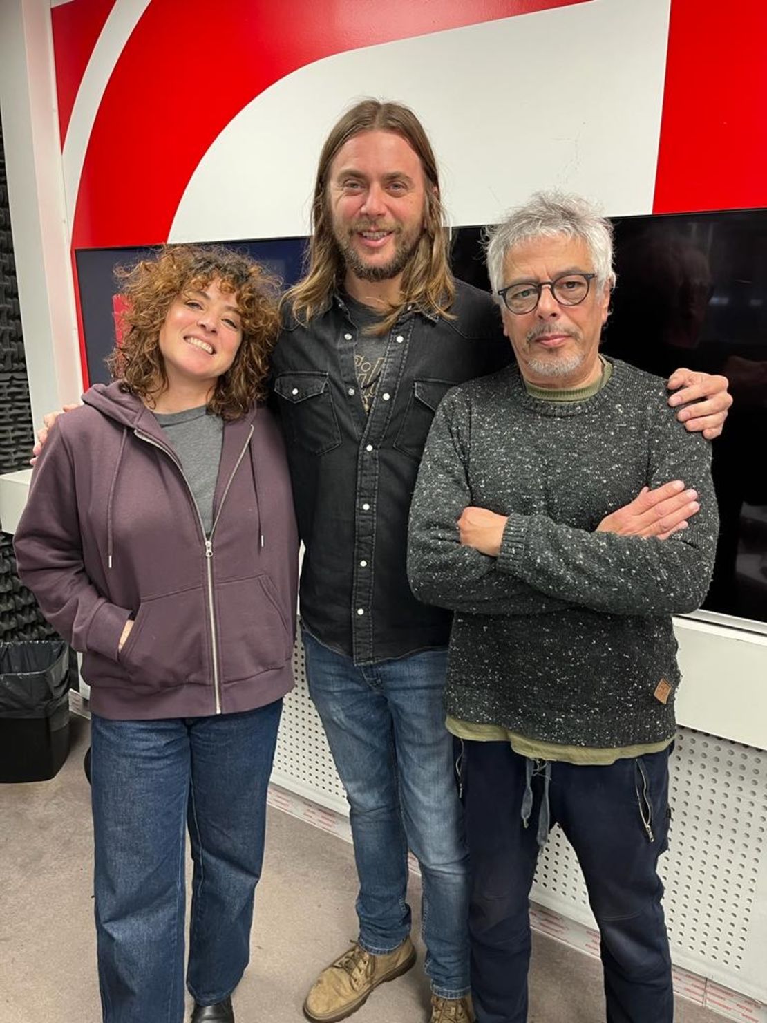 Mariana Mactas y Bobby Flores junto a Nicolás Bereciartua, guitarrista de The Black Crowes, en los estudios de CNN Radio.