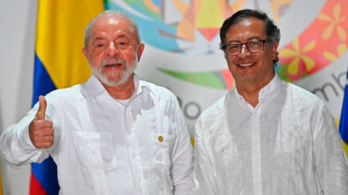 El presidente de Brasil, Luiz Inácio Lula da Silva (izq.) y el presidente de Colombia, Gustavo Petro, gesticulan después de una reunión para conversar sobre la protección de la selva amazónica, en Leticia, Colombia, en la frontera con Brasil, Crédito: JUAN BARRETO/AFP vía Getty Images