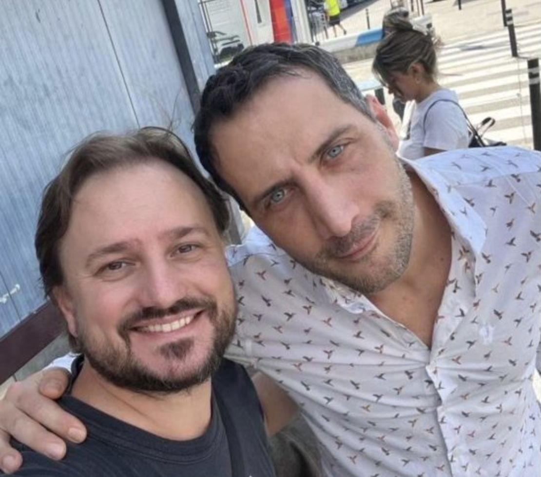 El director (argentino-español) Diego Corsini junto a Luciano Cáceres en pleno rodaje por las calles de la capital española. Foto: Instagram.