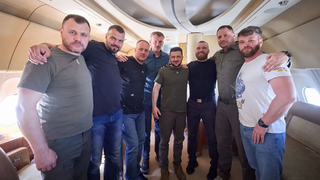 Zelensky fotografiado con los comandantes de Azovstal cuando regresan a Ucrania desde Estambul.