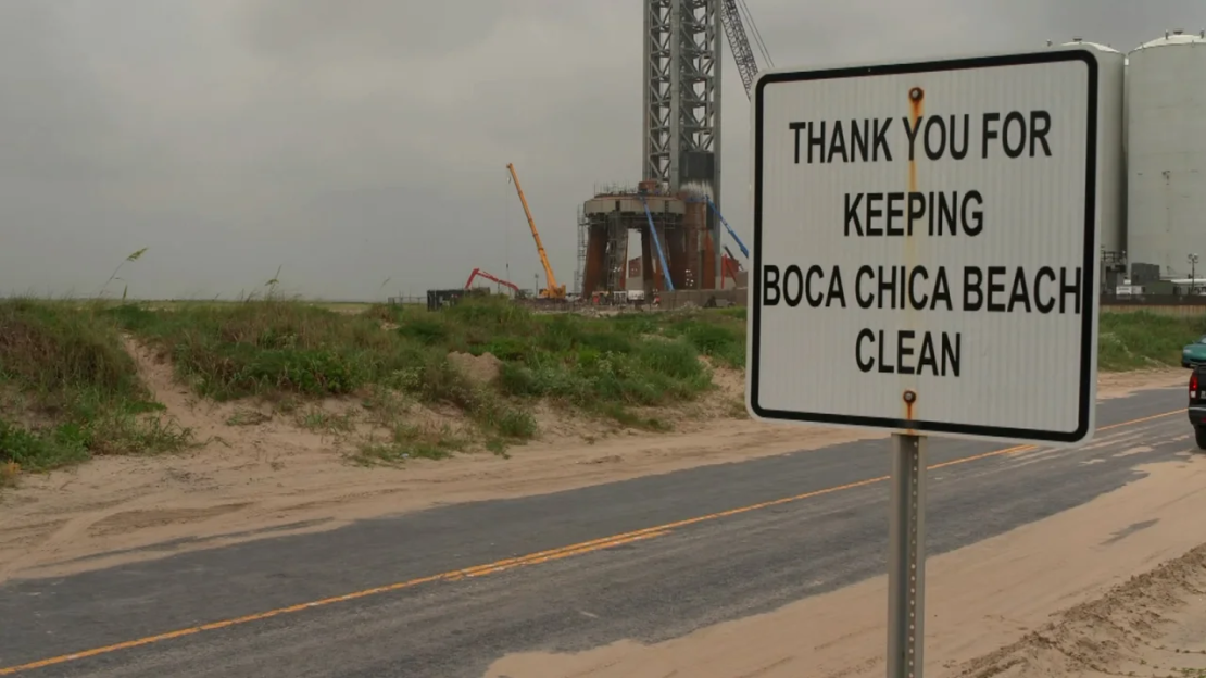 Un letrero cerca de las instalaciones de lanzamiento de SpaceX en el sur de Texas recuerda a los visitantes de la cercana playa de Boca Chica que mantengan limpia la zona. SpaceX dispone de una línea directa de recuperación de escombros para que los lugareños informen de la presencia de restos de sus lanzamientos.