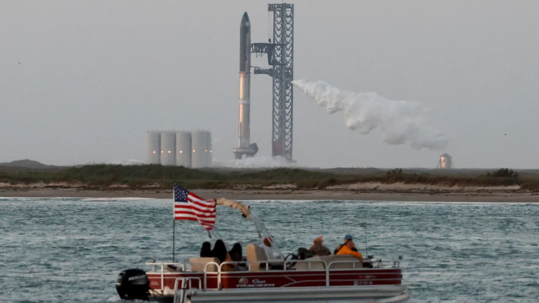 En la imagen, Starship antes de despegar de la plataforma de lanzamiento Boca Chica de SpaceX en una misión de prueba orbital cerca de Brownsville, Texas, el 17 de abril de 2023.