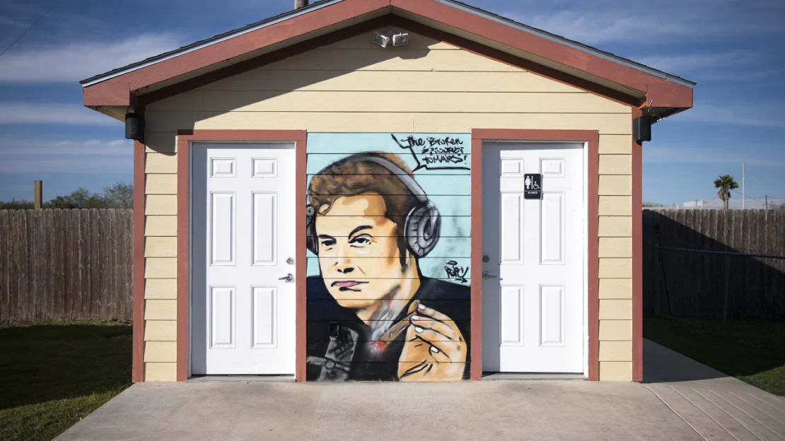 Un mural del fundador de SpaceX, Elon Musk, en el parque de camiones de comida y bar The Broken Sprocket en Brownsville, Texas, en febrero de 2022.