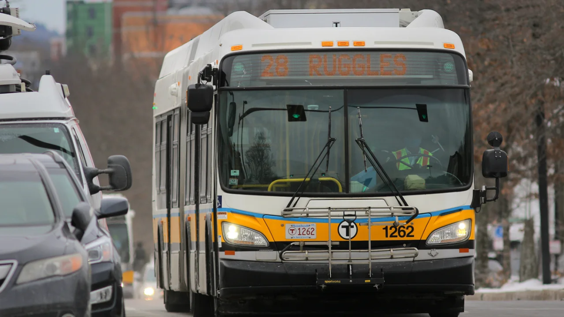 Un autobús 28 en Boston. La ciudad ha hecho gratuitas tres rutas como parte de un programa piloto.