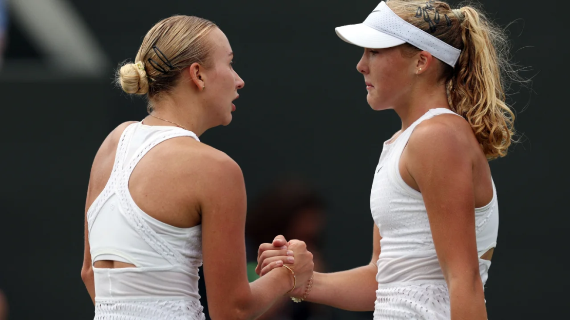 Andreeva (derecha) estrecha la mano de Potapova tras su victoria.