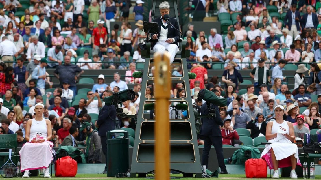 Azarenka (izq.) y Svitolina miran durante su tiebreak de 10 puntos en Wimbledon.