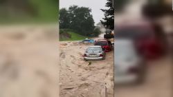 CNNE 1419551 - hombre graba como su auto es arrastrado por las lluvias