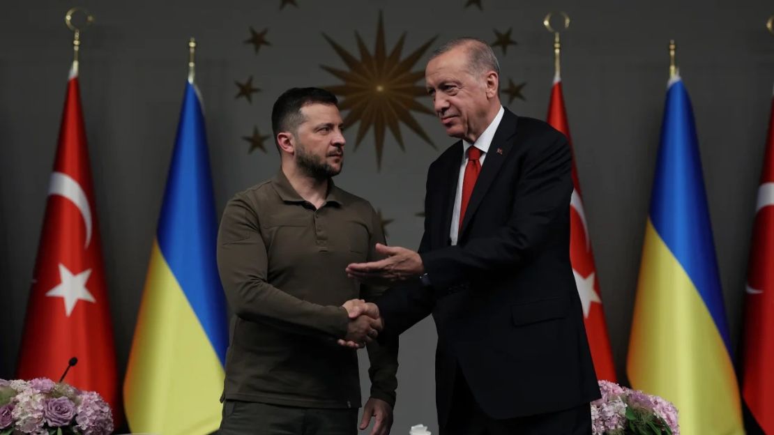 El presidente Erdogan, visto aquí con el presidente de Ucrania, Volodymyr Zelensky el 8 de julio de 2023, se describe a sí mismo como el negociador clave entre Occidente y Rusia. Crédito: Ozan Guzelce/dia images/Getty Images