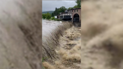 CNNE 1419610 - tormentas en ee-uu- tienen al limite al rio ottauquechee cerca de vermont