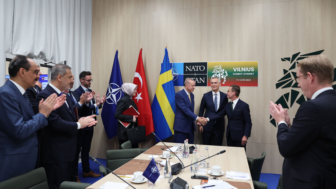 El presidente Recep Tayyip Erdogan junto al secretario general de la OTAN, Jens Stoltenberg, y con el primer ministro de Suecia, Ulf Kristersson, en la Cumbre de Vilnius, Lituania, el 10 de julio de 2023.