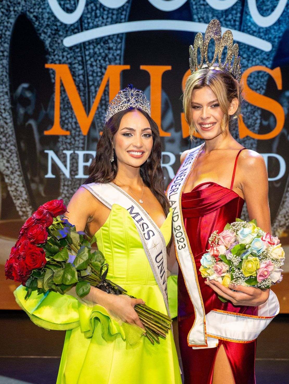 La Miss Universo 2022 R'Bonney Gabriel se unió a Rikkie Kollé en el escenario para celebrar su victoria.