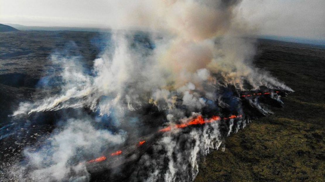 Una erupción volcánica emite humo y lava que fluye al sur de Reykjavik, Islandia, el 10 de julio de 2023.