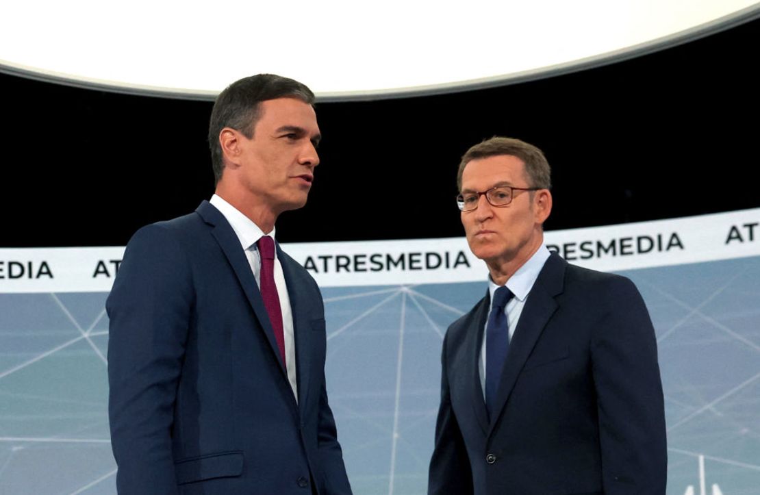 El actual presidente del Partido Socialista (PSOE), Pedro Sánchez, y el líder del Partido Popular (PP), Alberto Núñez Feijoo (R), llegan antes de participar en un debate televisivo electoral organizado por Atresmedia en San Sebastián de los Reyes, cerca de Madrid el 10 de julio de 2023 antes de las elecciones generales del 23 de julio. Las esperanzas de reelección del presidente del Gobierno de España dependen del apoyo de la izquierda radical que acordó unir fuerzas para participar en las elecciones anticipadas del 23 de julio, mientras que la mayoría de las encuestas sugieren que el PP ganará pero necesitará formar una alianza con el partido de extrema derecha para poder formar un gobierno.