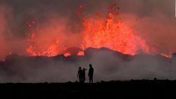 CNNE 1419988 - volcan entra en erupcion en islandia