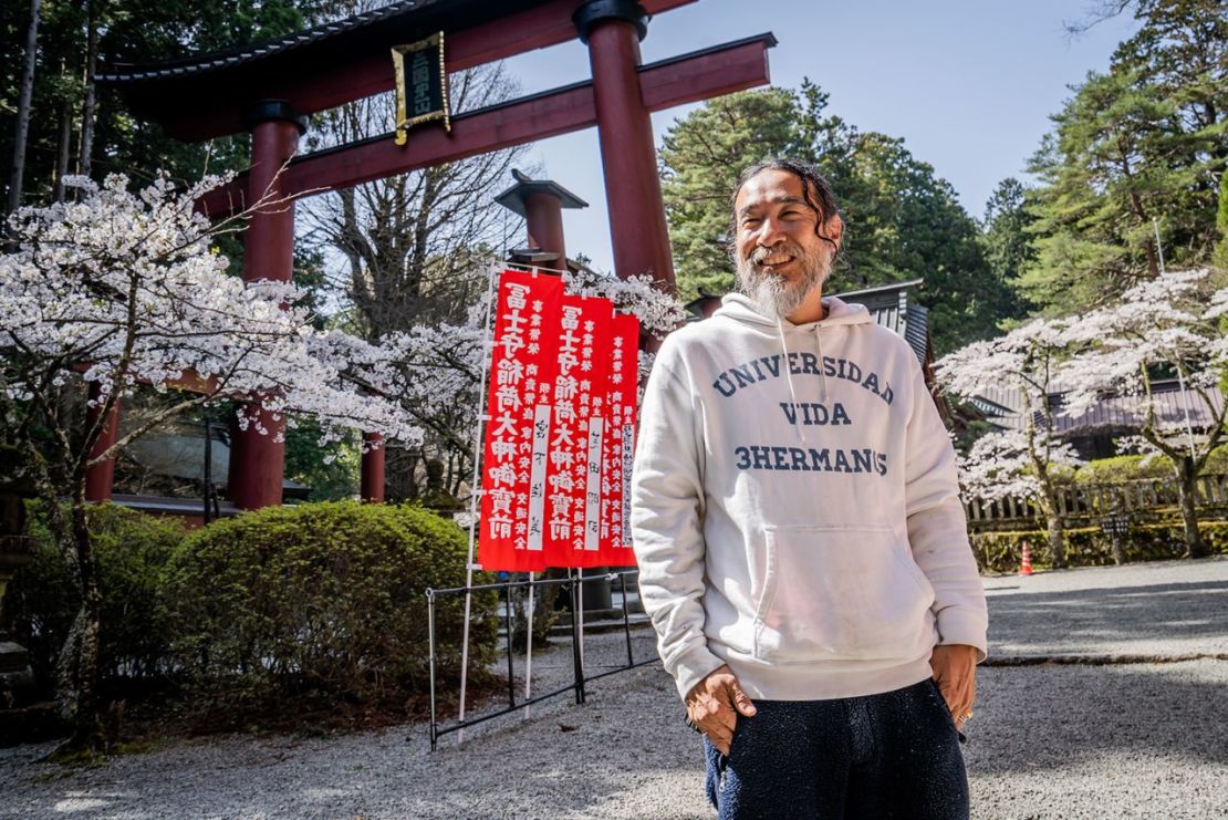 Furuya Yamato visita el santuario Fujiyoshida Sengen en su ciudad natal, Fujiyoshida. Crédito: Joshua Mellin