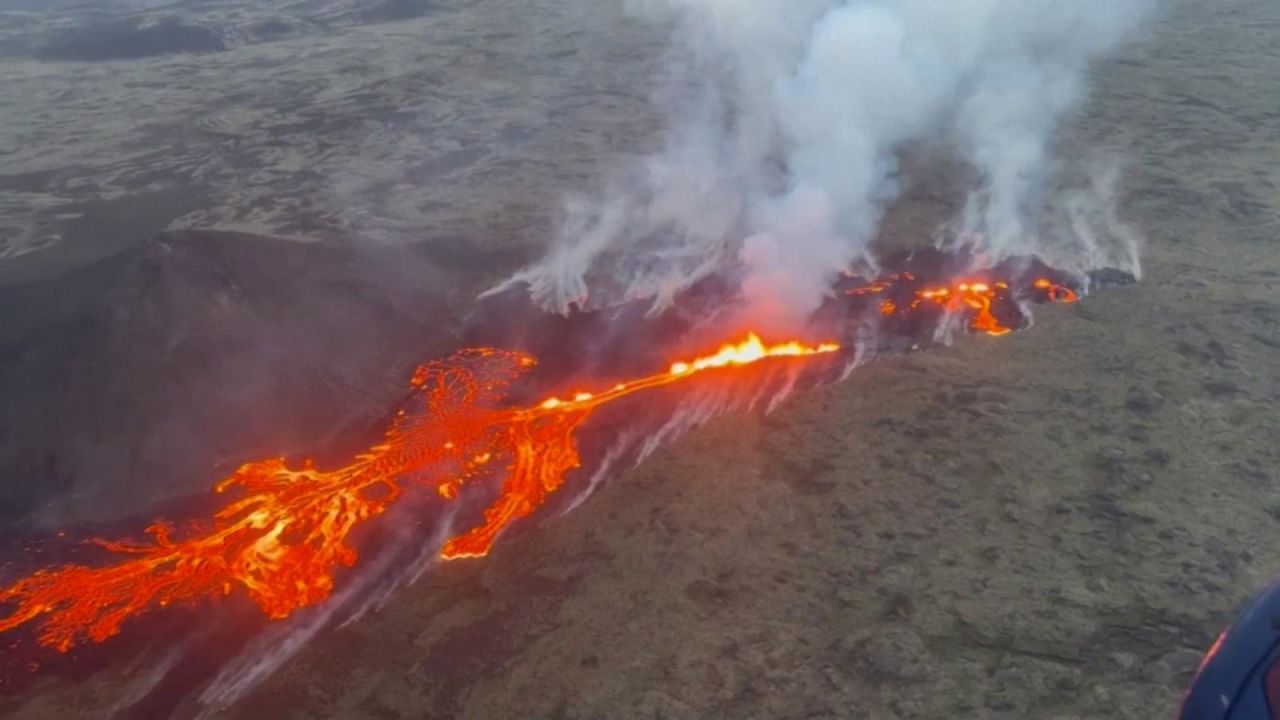 CNNE 1420117 - un volcan hace erupcion en islandia y crea rios de lava burbujeante