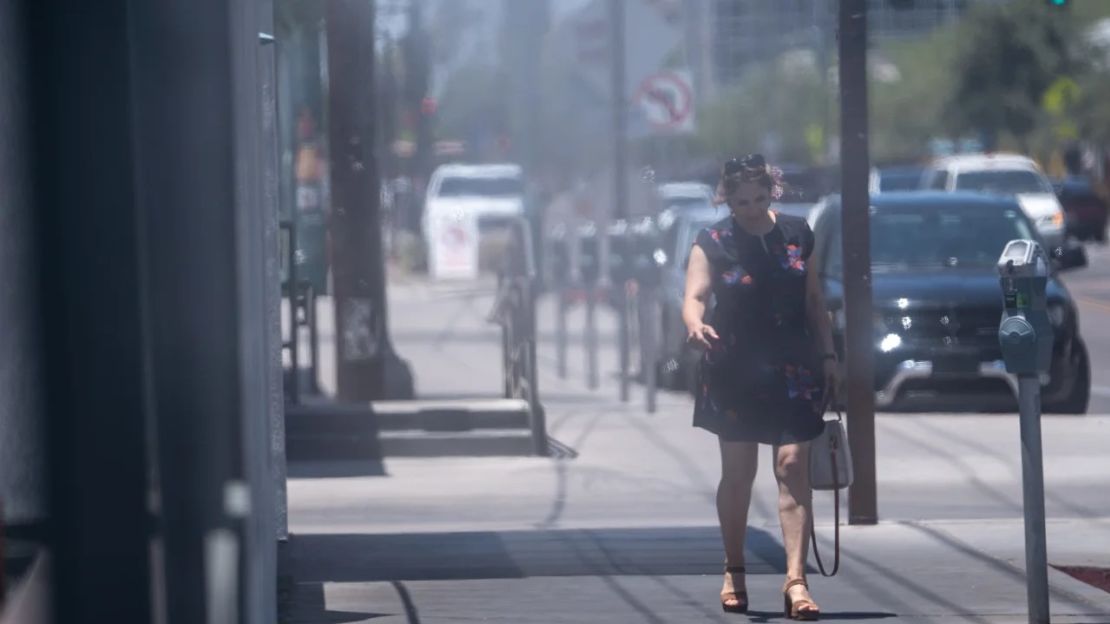 Una persona camina a lo largo de Roosevelt Row en Phoenix el 5 de julio. Las altas temperaturas allí podrían permanecer por encima de los 43,3 °C durante esta semana. Crédito: Joel Angel Juarez/The Republic/USA Today Network