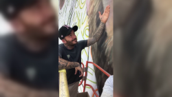 CNNE 1420251 - beckham poso junto al mural de lionel messi en miami