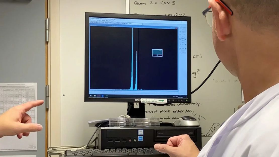 El resultado de la espectrometría alfa mostrado en la pantalla indica la presencia de plutonio en una muestra de perforación del lago Crawford. Crédito: cortesía de la Universidad de Southampton