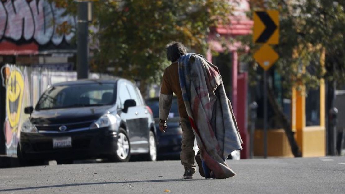 Un nuevo estudio encontró que la mayoría de las personas sin hogar en California tuvieron una casa por última vez en California, disipando el mito de que las personas vienen al estado específicamente en busca de ayuda para personas sin hogar.