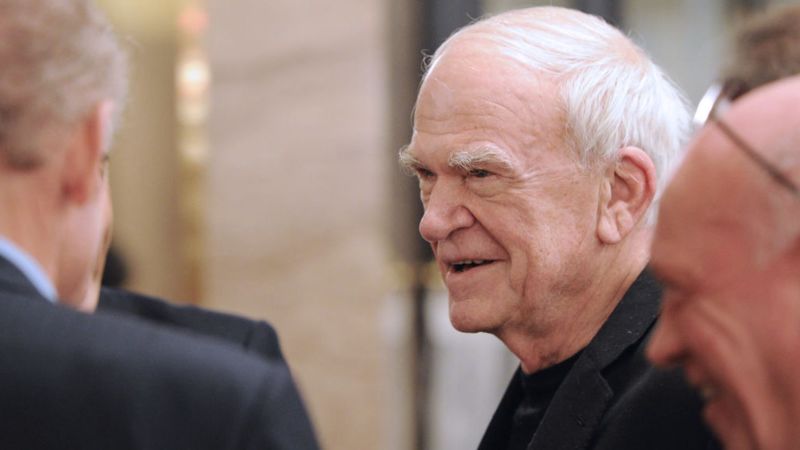 Muere el escritor checo milan kundera, autor de 